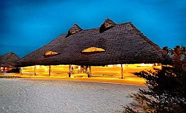 hakunamajiwelodgesmall1 HAKUNA MAJIWE LODGE