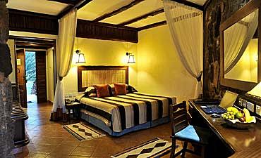 KILAGUNI SERENA SAFARI LODGE - TSAVO WEST SAFARI FROM NAIROBI