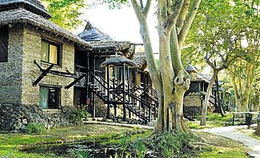 sarovashabagamelodgesmall1 SAROVA SHABA GAME LODGE